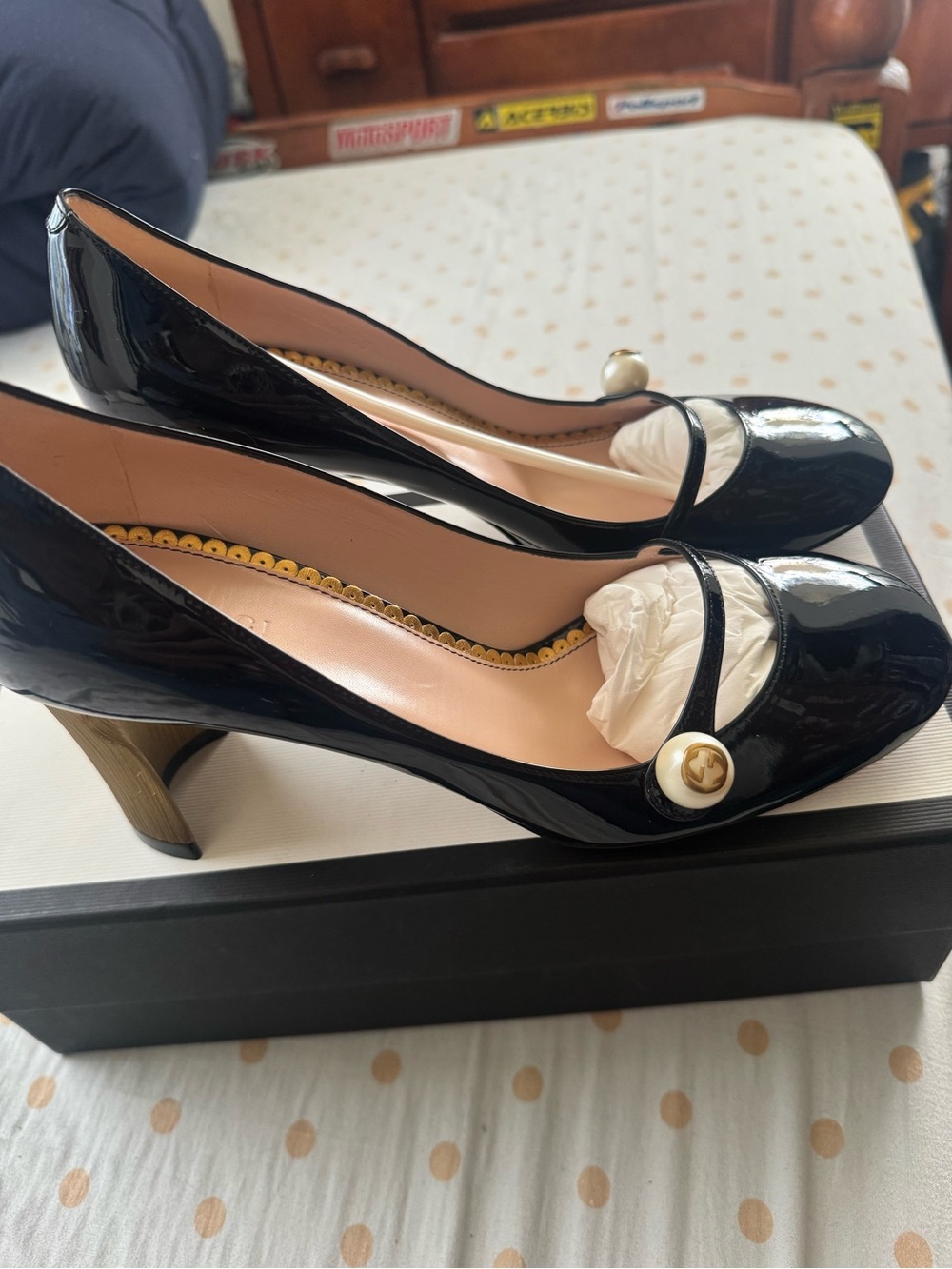 Gucci Black Patent Leather Mid-Heel Pumps with Vernice crystal. Size 39 NEW! - Picture 1 of 8